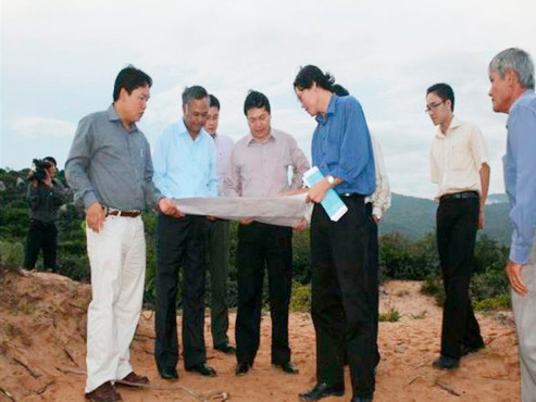 Vị trí 2 nhà máy điện hạt nhân đầu tiên của Việt Nam (trái) và lãnh đạo Bộ Công Thương khảo sát hiện trường Ảnh: Phan Minh Tuấn