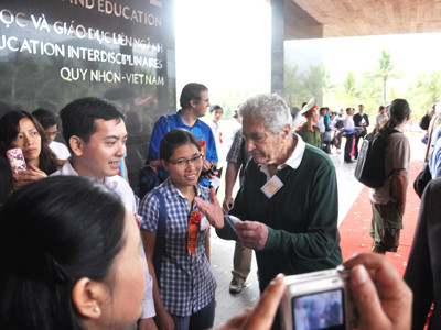 GS. Jack Steinberger (92 tuổi, Nobel Vật lý năm 1988) giao lưu với trí thức trẻ VN. Ảnh: V.H