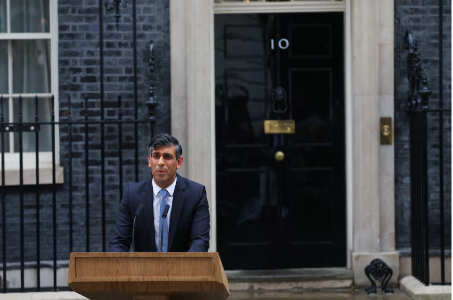 Thủ tướng Anh Rishi Sunak phát biểu bên ngoài số 10 Phố Downing, ngày 22/5. (Ảnh: Reuters)