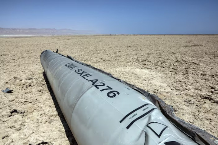 Bộ phận tên lửa đạn đạo rơi xuống sa mạc gần Biển Chết sau đợt tấn công ồ ạt của Iran vào Israel ngày 21/4. (Ảnh: Reuters) Bộ phận tên lửa đạn đạo rơi xuống sa mạc gần Biển Chết sau đợt tấn công ồ ạt của Iran vào Israel ngày 21/4. (Ảnh: Reuters)