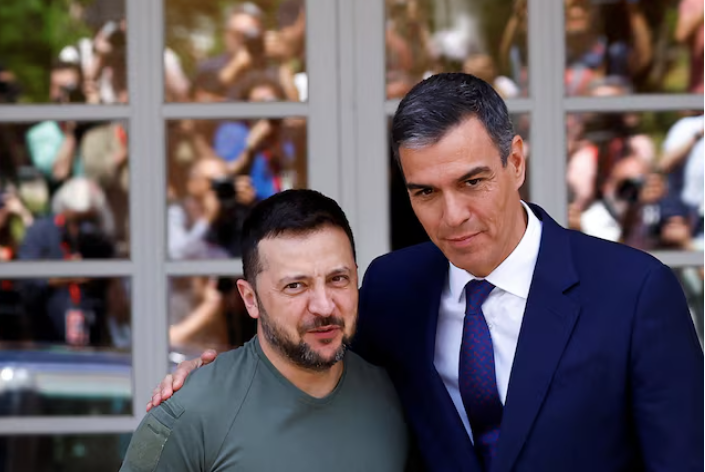 Tổng thống Ukraine Volodymir Zelensky và Thủ tướng Tây Ban Nha Pedro Sanchez trong cuộc gặp ngày 26/5. (Ảnh: Reuters)