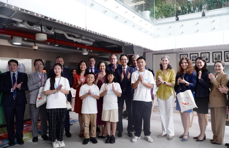 Các quan chức và thiếu nhi tham dự lễ kỷ niệm. (Ảnh: Baoquocte)