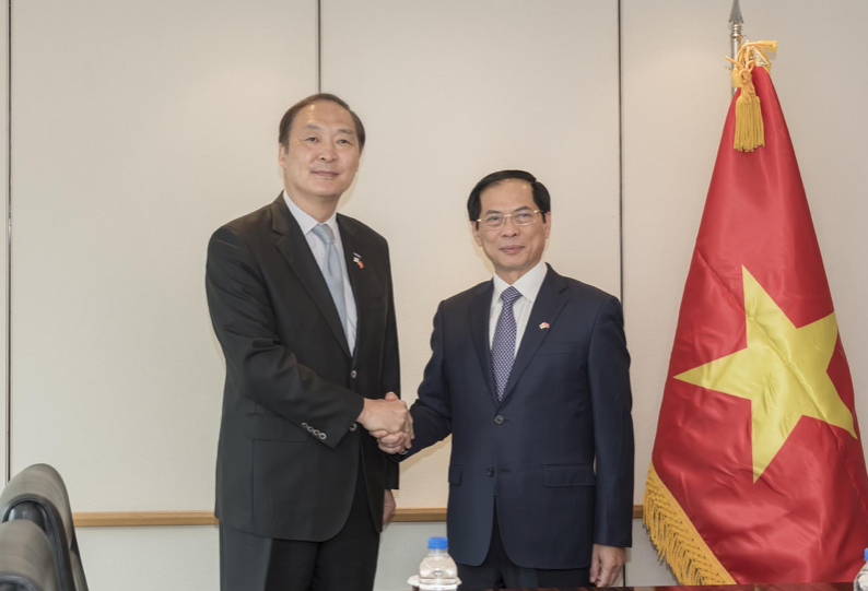 Bộ trưởng Ngoại giao Bùi Thanh Sơn và Chủ tịch KOICA Chang Won Sam. (Ảnh: Baoquocte)