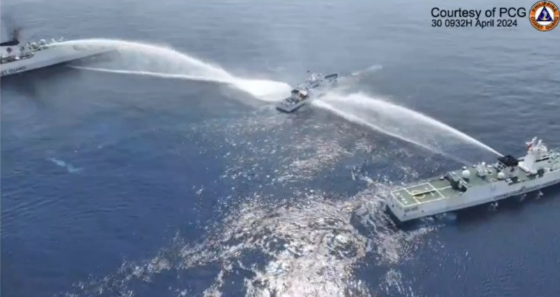 Con tàu của Philippines bị bắn vòi rồng ở khu vực bãi cạn Scarborough ngày 30/4. (Ảnh: Philippine Coast Guard) Con tàu của Philippines bị bắn vòi rồng ở khu vực bãi cạn Scarborough ngày 30/4. (Ảnh: Philippine Coast Guard)