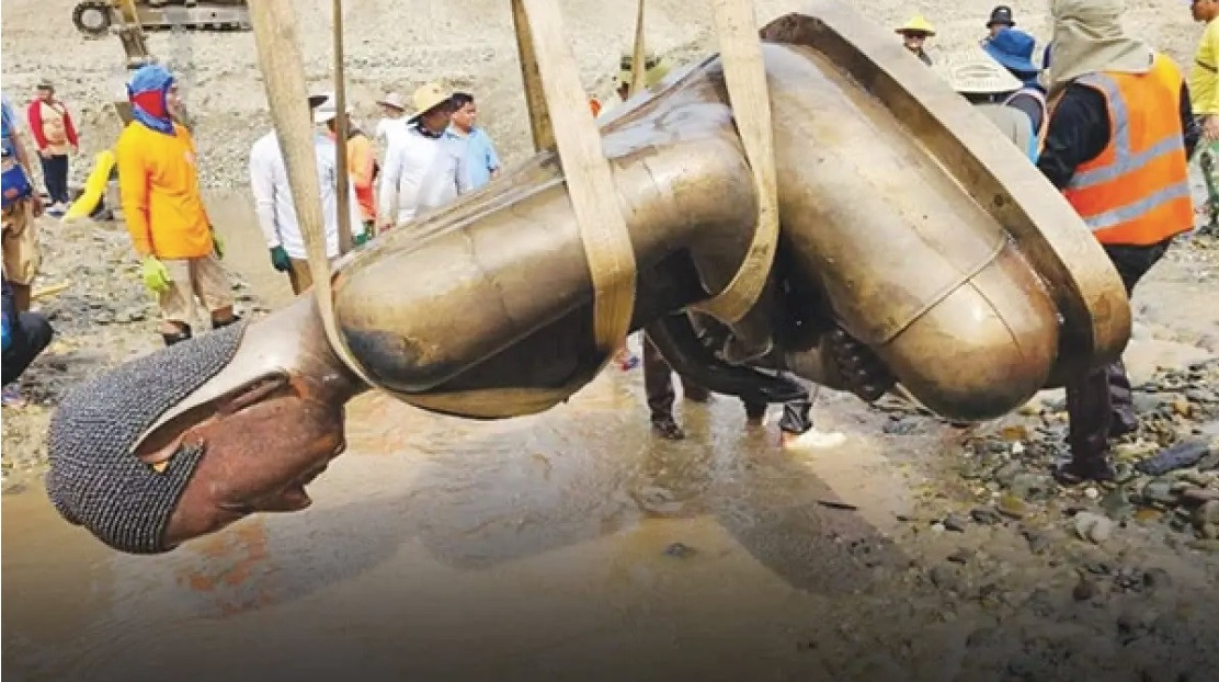 Bức tượng Phật cao khoảng 2m được khai quật ở Lào, ngày 16/5. (Ảnh: The Nation)