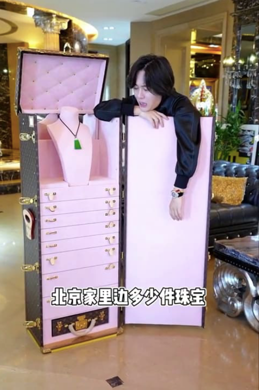 Wang khoe hộp trang sức phụ kiện lớn của mình.