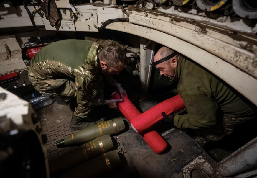 Lính Ukraine thuộc lữ đoàn tấn công số 92 nạp đạn vào pháo tự hành M109 trước khi bắn về phía quân đội Nga ở vị trí gần thị trấn Vovchansk, ngày 20/5. (Ảnh: Reuters)