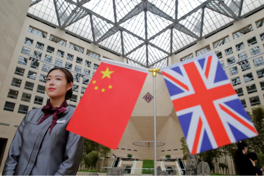 Quốc kỳ Trung Quốc và Anh. (Ảnh: Reuters)