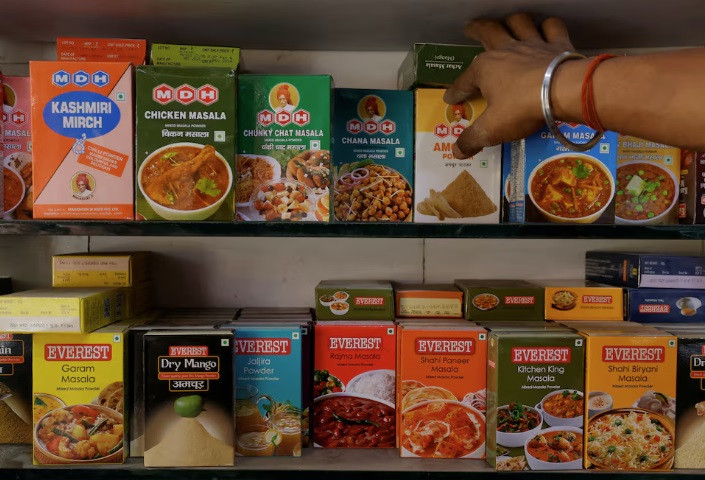 Một quầy bày bán các loại gia vị của MHD và Everest ở New Delhi. (Ảnh: Reuters) Một quầy bày bán các loại gia vị của MHD và Everest ở New Delhi. (Ảnh: Reuters)