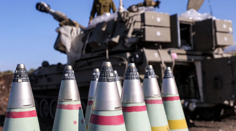 Đạn pháo 155mm được chụp gần khẩu pháo tự hành tại vị trí thuộc miền bắc Israel gần biên giới Li-băng ngày 18/10/2023. (Ảnh: Getty) Đạn pháo 155mm được chụp gần khẩu pháo tự hành tại vị trí thuộc miền bắc Israel gần biên giới Li-băng ngày 18/10/2023. (Ảnh: Getty)