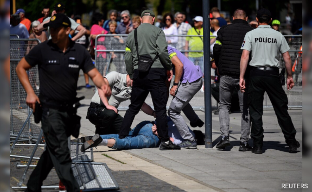 Một đối tượng bị khống chế sau vụ tấn công. (Ảnh: Reuters) Một đối tượng bị khống chế sau vụ tấn công. (Ảnh: Reuters)