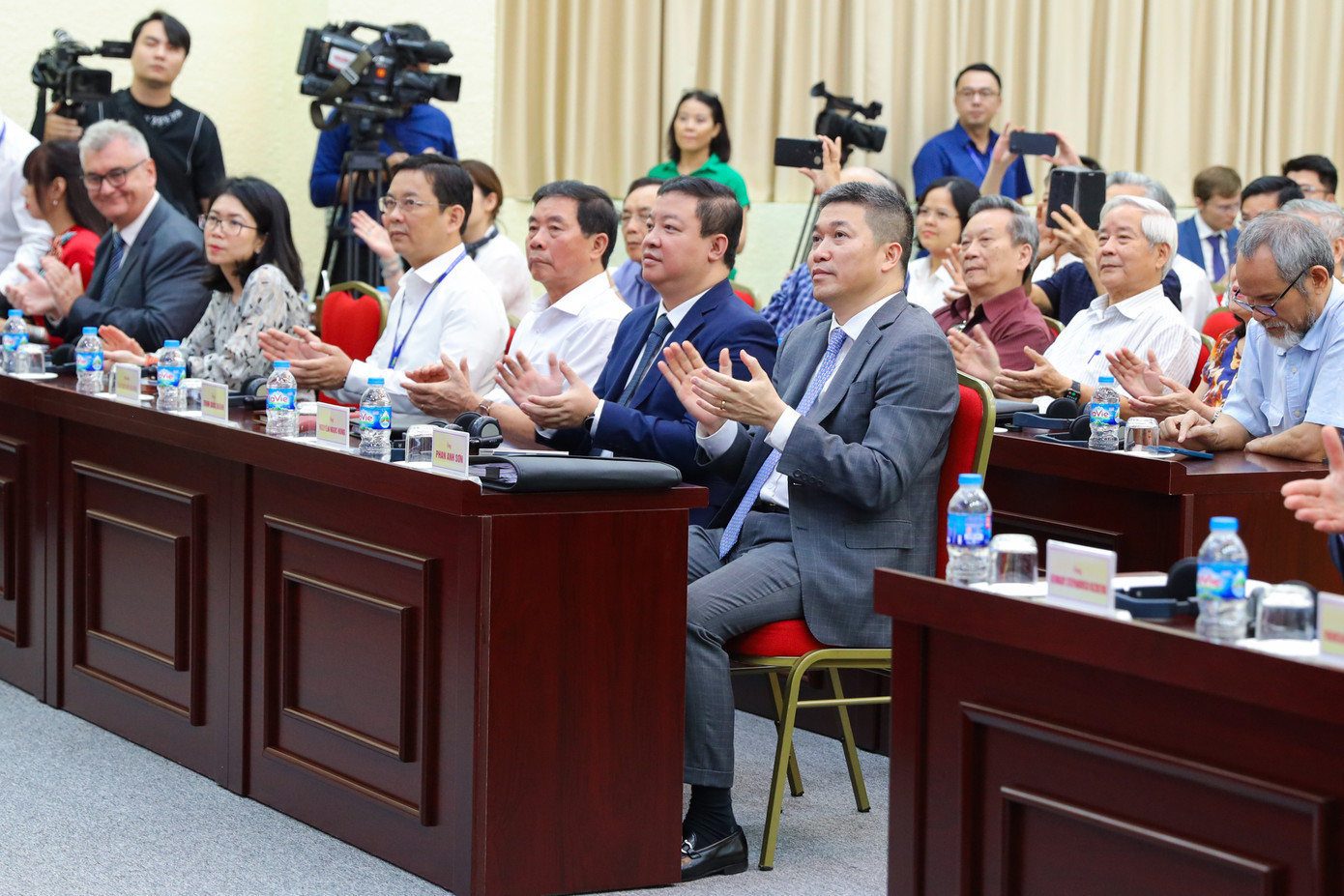 Các đại biểu và khách mời dự buổi chia sẻ thông tin về Liên bang Nga. (Ảnh: VUFO)