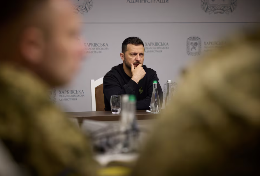 Tổng thống Ukraine Volodymir Zelensky trong cuộc họp ở Kharkiv, ngày 16/5. (Ảnh: Reuters) Tổng thống Ukraine Volodymir Zelensky trong cuộc họp ở Kharkiv, ngày 16/5. (Ảnh: Reuters)