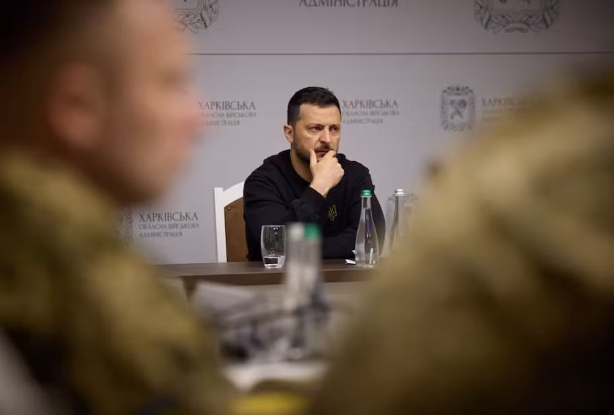 Tổng thống Ukraine Volodymir Zelensky trong cuộc họp ở Kharkiv, ngày 16/5. (Ảnh: Reuters)