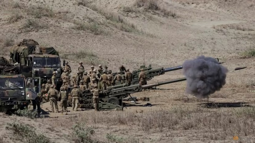 Binh lính Mỹ bắn lựu pháo 155mm và 105mm trong chương trình tập trận thường niên ở Philippines ngày 6/5. (Ảnh: Reuters) Binh lính Mỹ bắn lựu pháo 155mm và 105mm trong chương trình tập trận thường niên ở Philippines ngày 6/5. (Ảnh: Reuters)