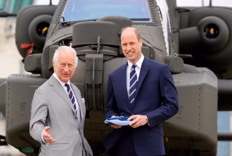 Vua Charles và Hoàng tử William tại lễ chuyển giao. (Ảnh: Reuters)