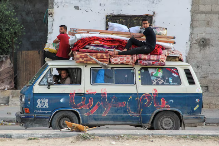 Người Palestine di tản khỏi Rafah sau khi Israel tấn công vào phía đông thành phố ngày 12/5. (Ảnh: Reuters)