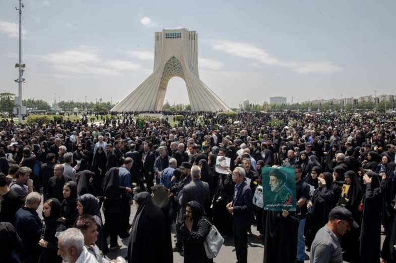 Lễ tang Tổng thống Raisi và các quan chức cấp cao Iran thiệt mạng trong vụ rơi trực thăng. (Ảnh: NYT) Lễ tang Tổng thống Raisi và các quan chức cấp cao Iran thiệt mạng trong vụ rơi trực thăng. (Ảnh: NYT)