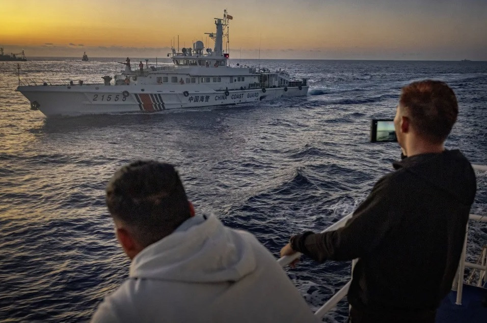 Các tàu Philippines và Trung Quốc thường xuyên đối đầu nhau ở khu vực tranh chấp. (Ảnh: Bloomberg) Các tàu Philippines và Trung Quốc thường xuyên đối đầu nhau ở khu vực tranh chấp. (Ảnh: Bloomberg)