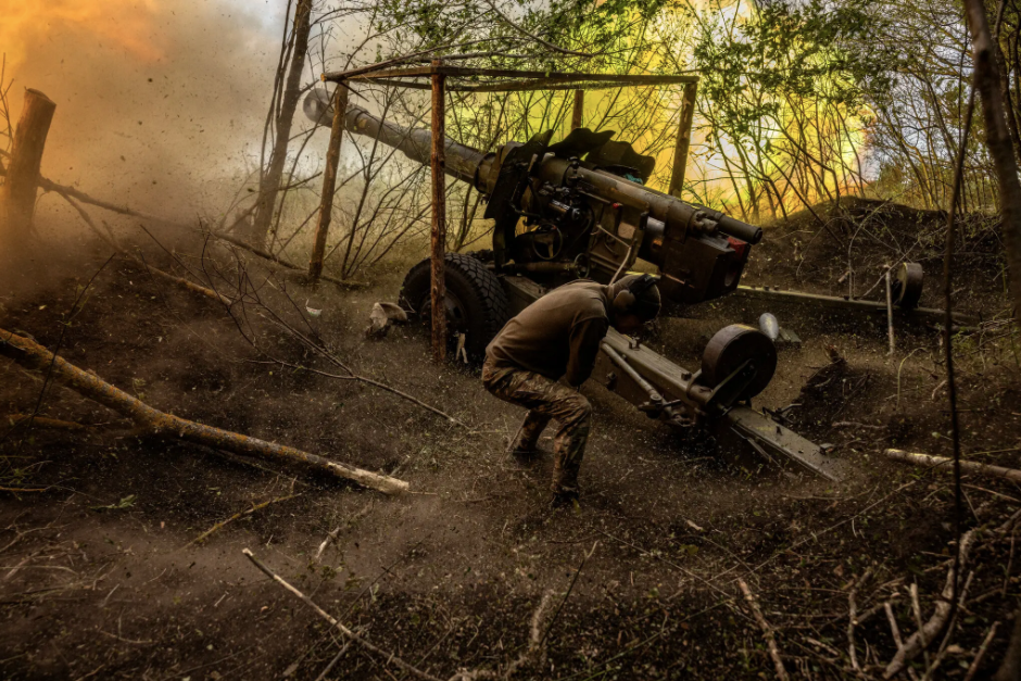 Một đội pháo binh Ukraine bắn vào các vị trí của Nga ở khu vực phía bắc Kharkiv. (Ảnh: NYT)