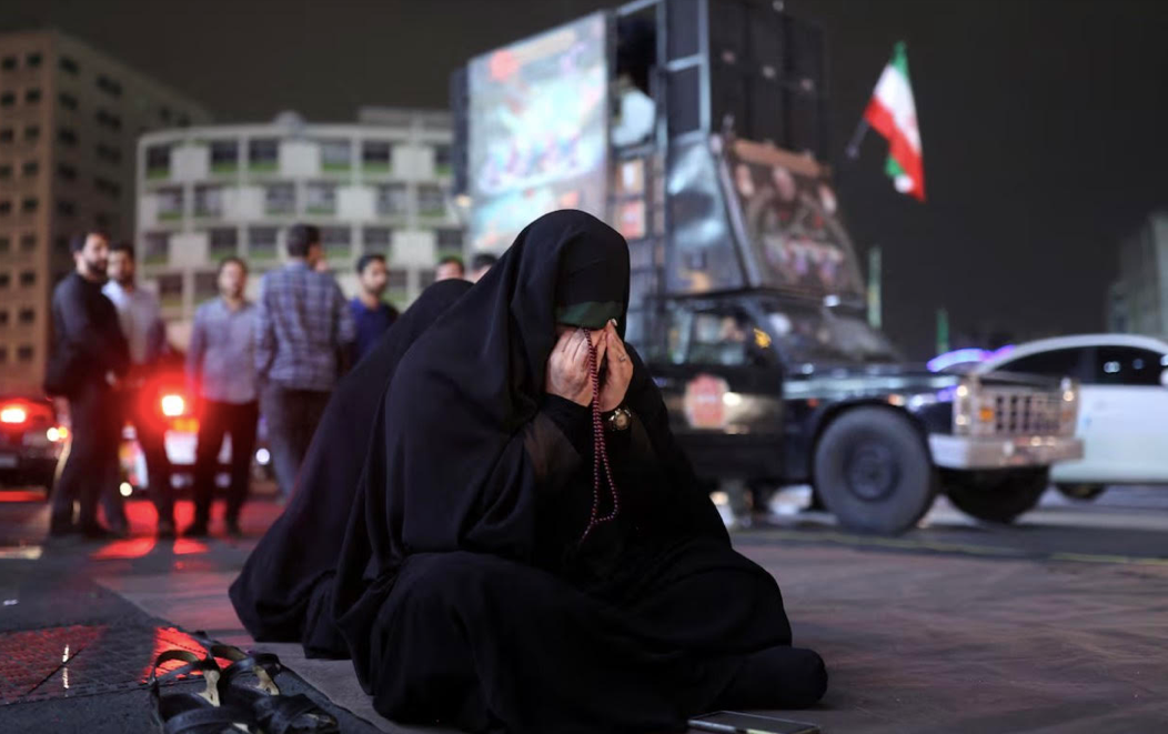 Một người Iran đau buồn sau khi nghe tin về tai nạn trực thăng. (Ảnh: Al Jazeera)
