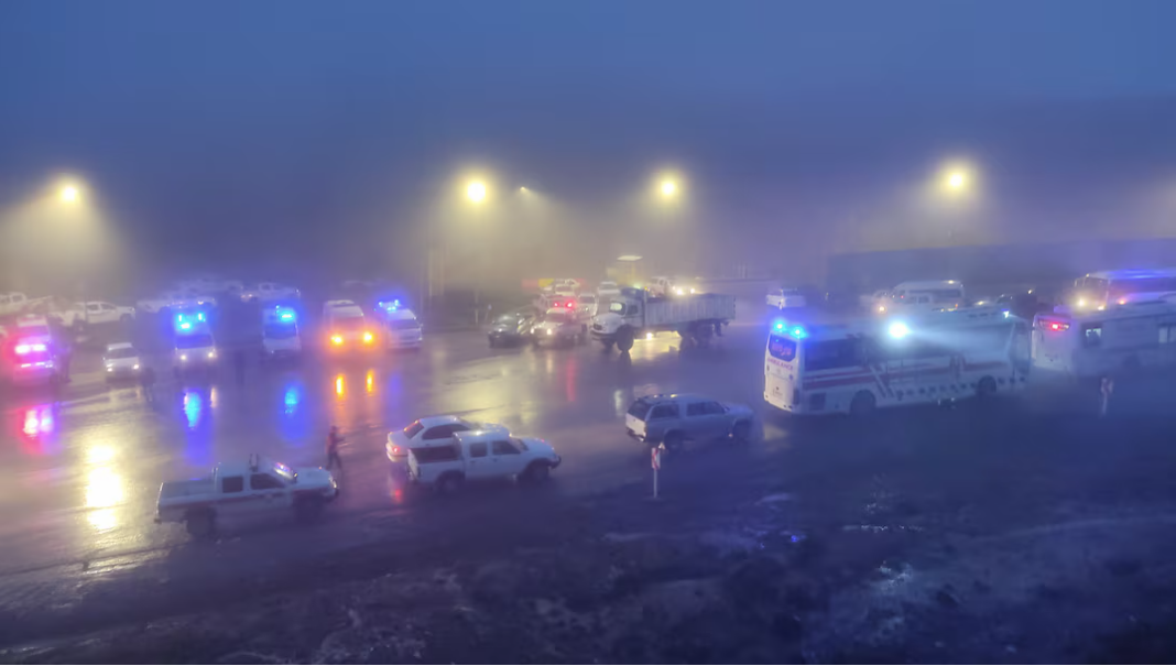 Lực lượng cứu hộ và cứu thương làm nhiệm vụ ở khu vực tìm kiếm chiếc máy bay chở Tổng thống và Ngoại trưởng Iran rơi. (Ảnh: Reuters) Lực lượng cứu hộ và cứu thương làm nhiệm vụ ở khu vực tìm kiếm chiếc máy bay chở Tổng thống và Ngoại trưởng Iran rơi. (Ảnh: Reuters)