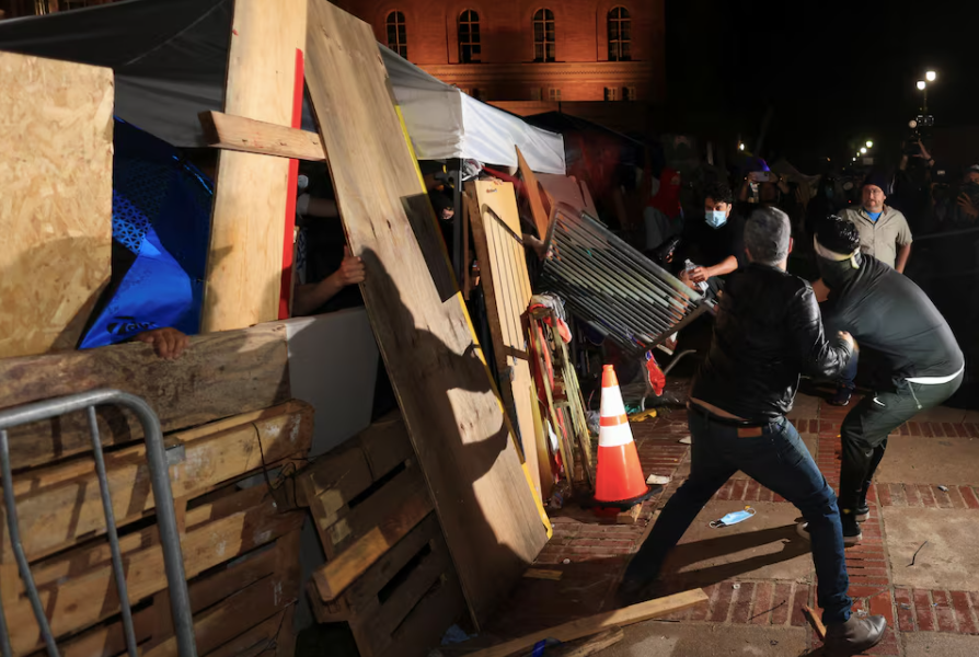 Nhóm phản biểu tình tấn công khu cắm trại của những người ủng hộ Palestine trong khuôn viên UCLA ngày 1/5. (Ảnh: Reuters) Nhóm phản biểu tình tấn công khu cắm trại của những người ủng hộ Palestine trong khuôn viên UCLA ngày 1/5. (Ảnh: Reuters)