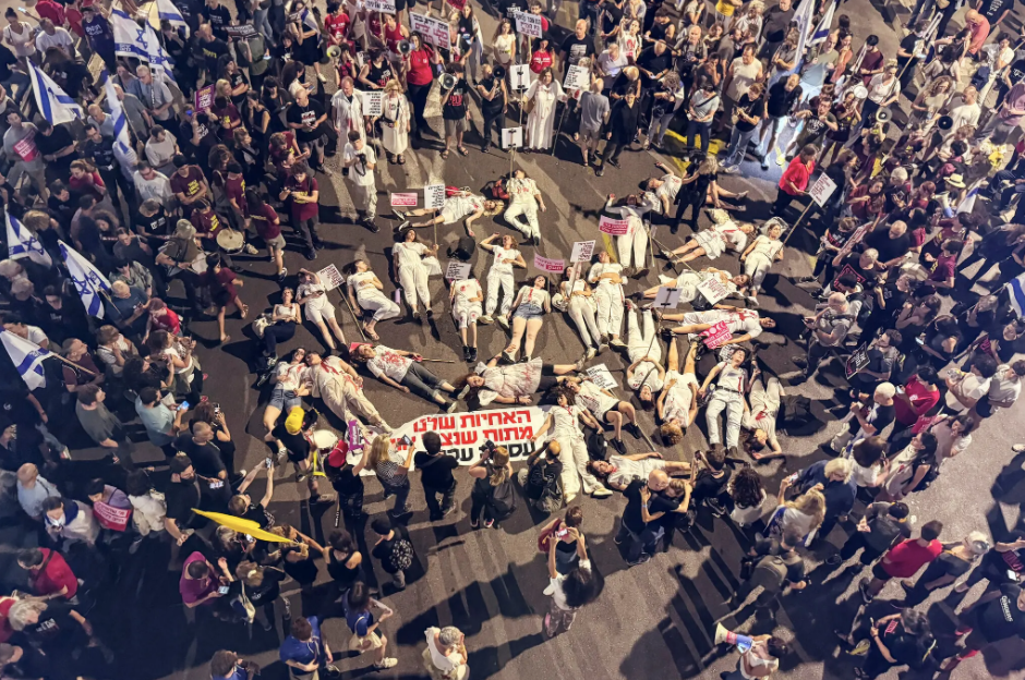 Đám đông biểu tình ở Tel Aviv ngày 18/5. (Ảnh: NYT)