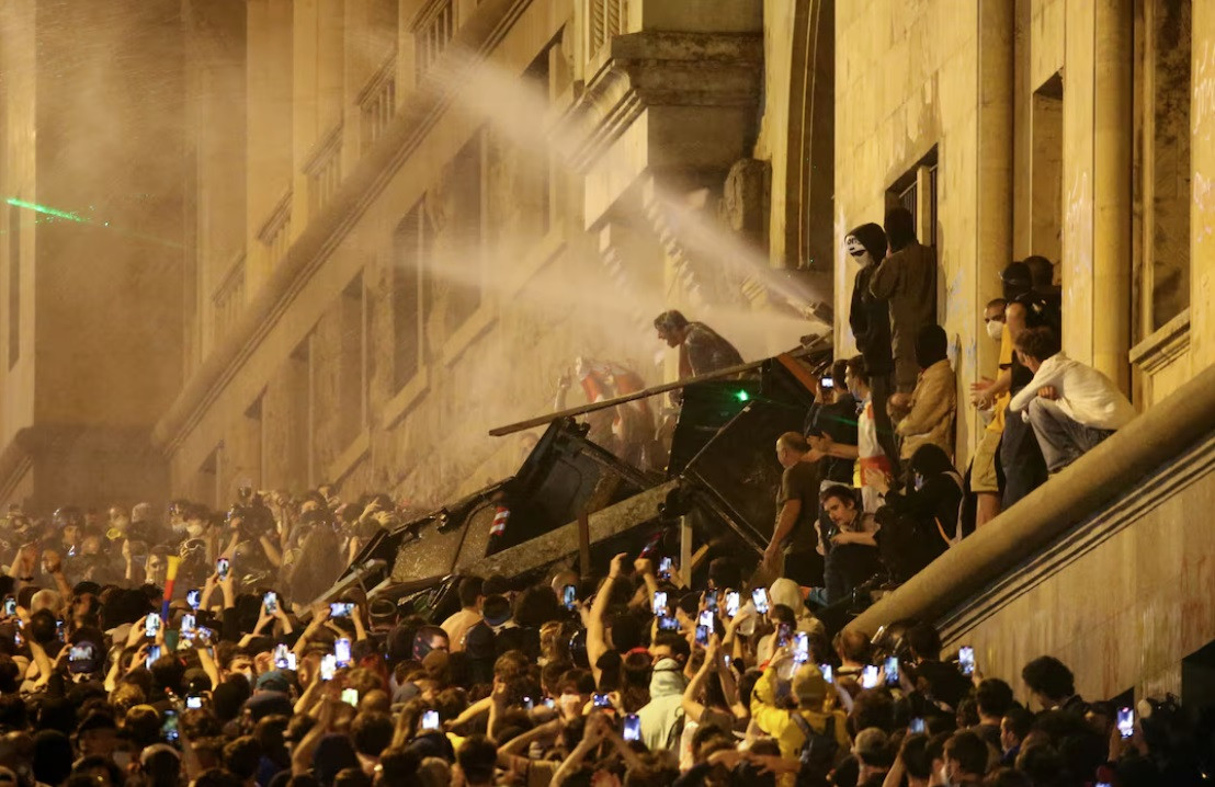 Hàng ngàn người biểu tình ở trụ sở Quốc hội Georgia ngày 1/5. (Ảnh: Reuters) Hàng ngàn người biểu tình ở trụ sở Quốc hội Georgia ngày 1/5. (Ảnh: Reuters)