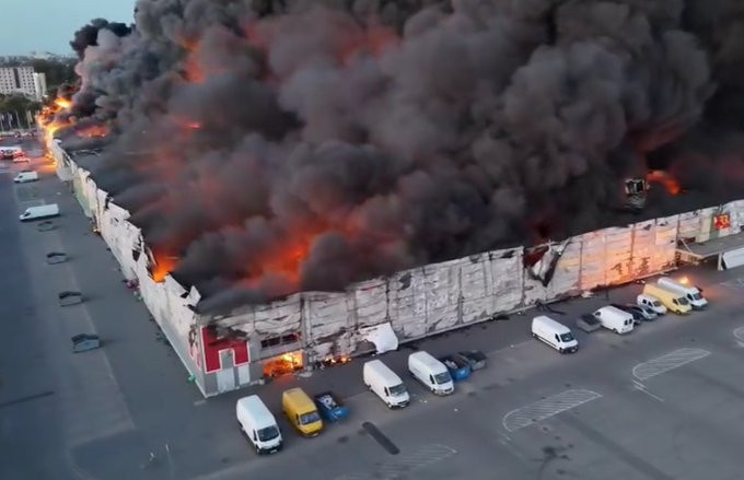 Trung tâm thương mại Marywilska 44 bị lửa nhấn chìm. Trung tâm thương mại Marywilska 44 bị lửa nhấn chìm.