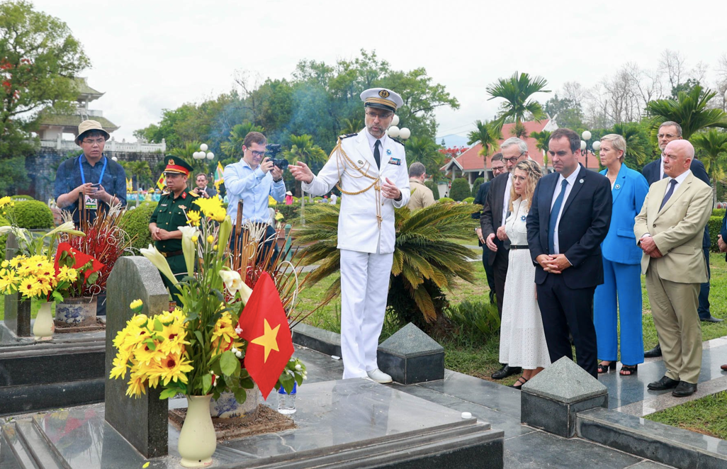 Bộ trưởng Quân đội Pháp Sebastien Lecornu cùng đoàn quan chức và cựu chiến binh Pháp thăm Nghĩa trang quốc gia A1. (Ảnh: VietnamNet)