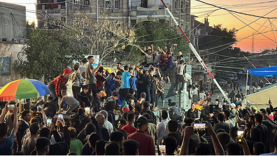 Người Palestine thể hiện niềm vui sau khi Hamas chấp nhận thoả thuận ngừng bắn ngày 6/5. (Ảnh: Reuters)