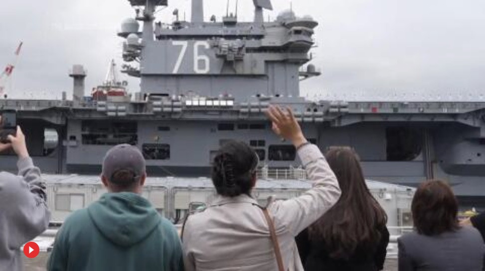 Tàu sân bay Mỹ USS Ronald Reagan rời căn cứ Yokosuka ngày 16/5. (Ảnh: AP)