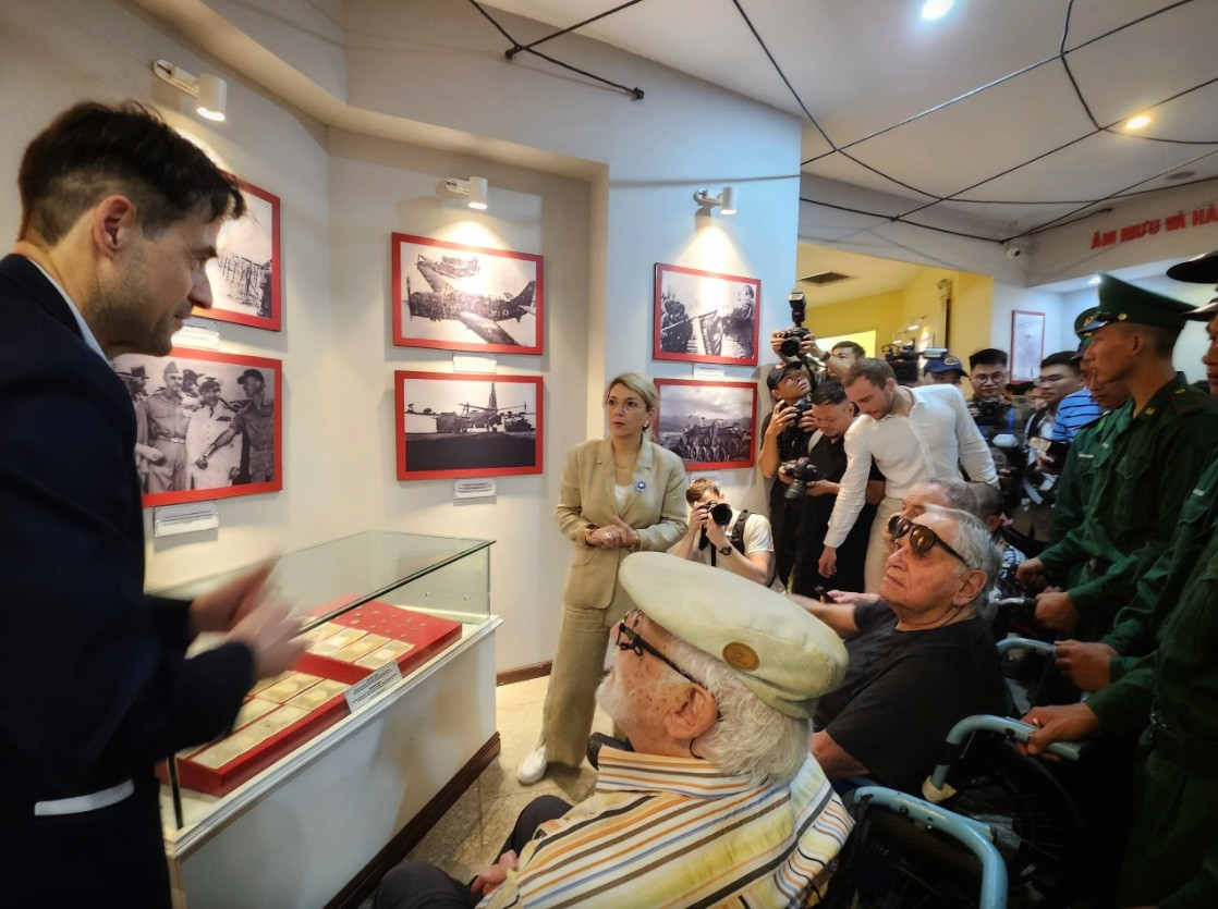 Ba cựu chiến binh Pháp cùng Quốc vụ khanh bên cạnh Bộ trưởng Bộ Quân đội Pháp trong chuyến thăm Bảo tàng Chiến thắng lịch sử Điện Biên Phủ, ngày 5/5. (Ảnh: ĐTĐ) Ba cựu chiến binh Pháp cùng Quốc vụ khanh bên cạnh Bộ trưởng Bộ Quân đội Pháp trong chuyến thăm Bảo tàng Chiến thắng lịch sử Điện Biên Phủ, ngày 5/5. (Ảnh: ĐTĐ)