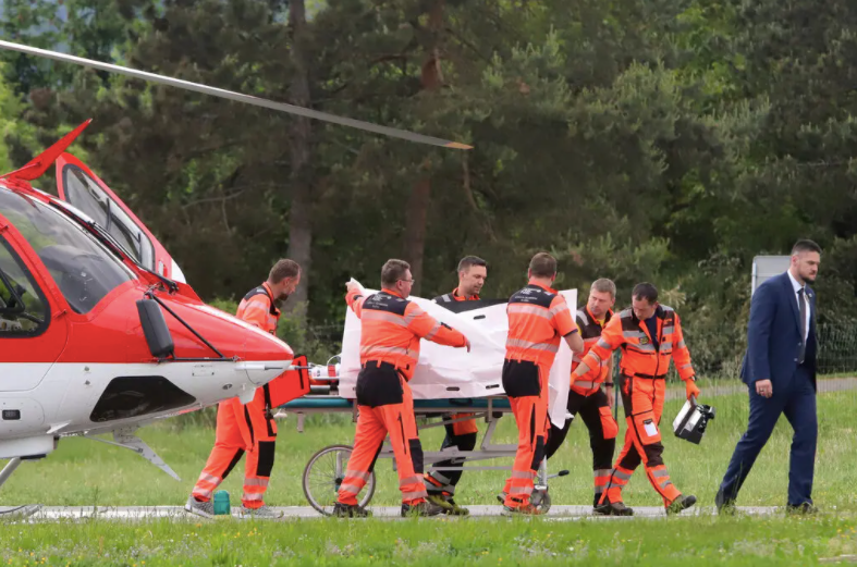 Ông Fico được trực thăng đưa đến bệnh viện để phẫu thuật khẩn cấp. (Ảnh: AP)