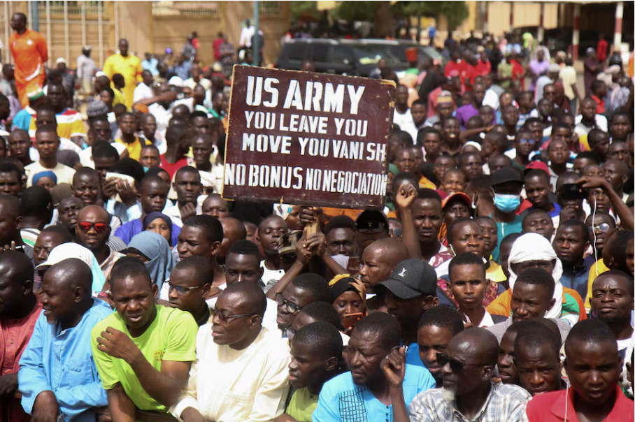 Người Niger biểu tình ở thủ đô Niamey để phản đối hiện diện quân sự của Mỹ ngày 13/4. (Ảnh: Reuters)