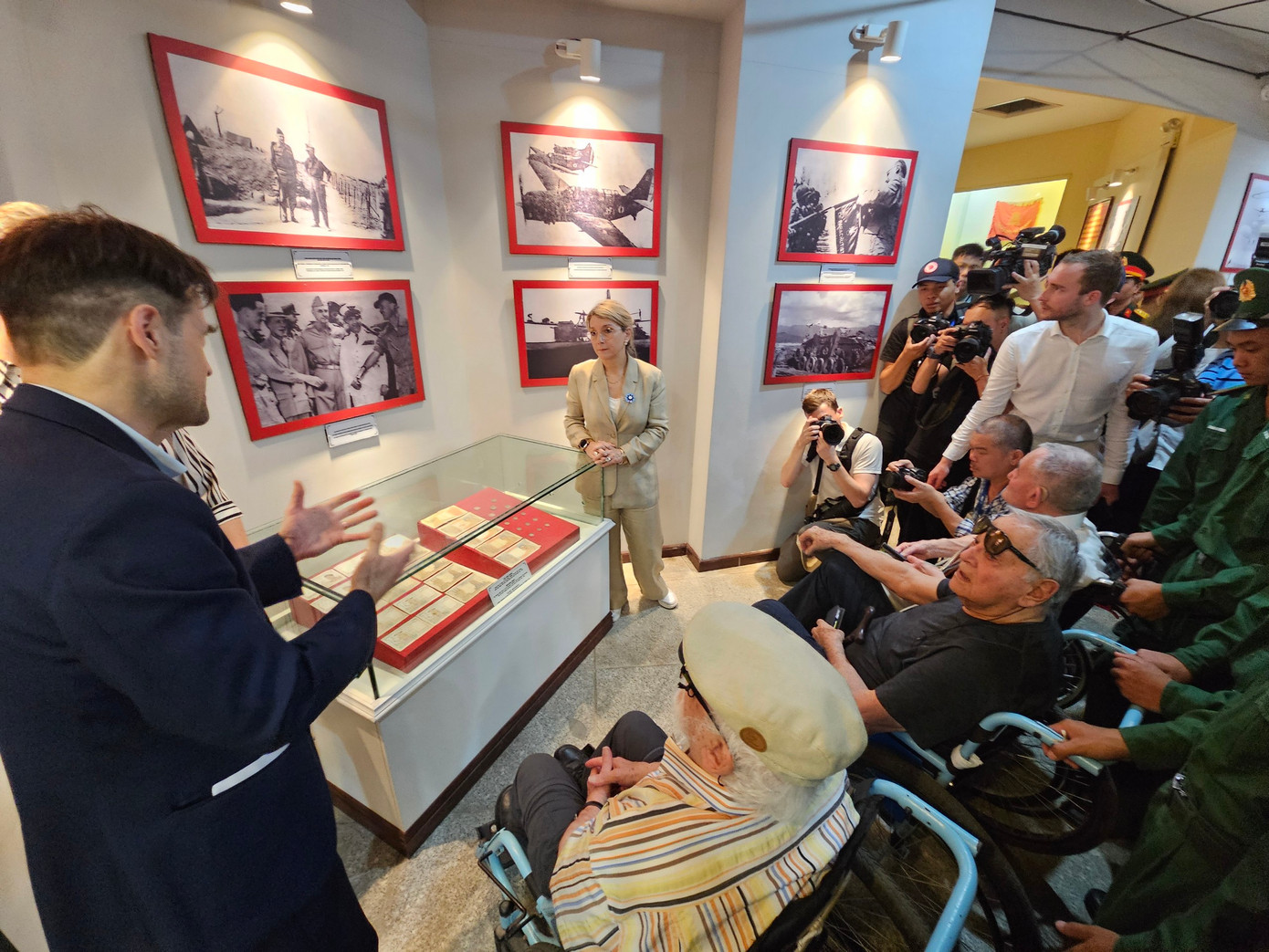 Ông William Schilardi cùng hai cựu chiến binh Pháp thăm Bảo tàng Chiến thắng lịch sử Điện Biên Phủ ngày 5/5. (Ảnh: ĐTĐ)