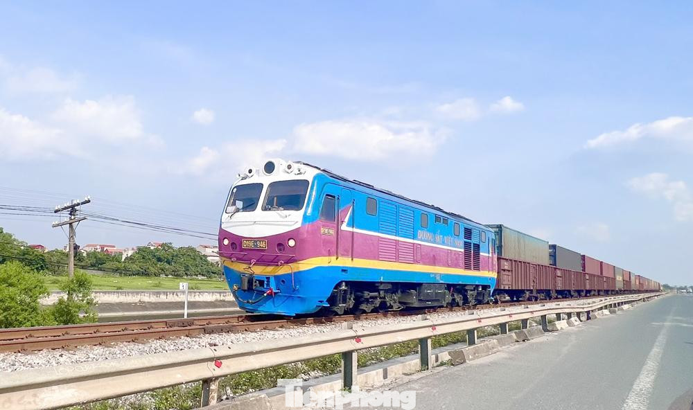 Đường sắt tiếp tục lỗ trong 6 tháng đầu năm, nhưng mức lỗ giảm đáng kể so với kế hoạch nhờ thị trường vận tải khách phục hồi và đẩy mạnh vận tải hàng hóa. Đường sắt tiếp tục lỗ trong 6 tháng đầu năm, nhưng mức lỗ giảm đáng kể so với kế hoạch nhờ thị trường vận tải khách phục hồi và đẩy mạnh vận tải hàng hóa.