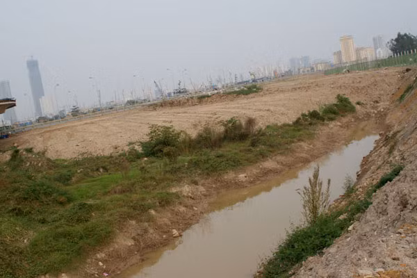 Hồ chứa nước giữa đại lộ Thăng Long. Hồ chứa nước giữa đại lộ