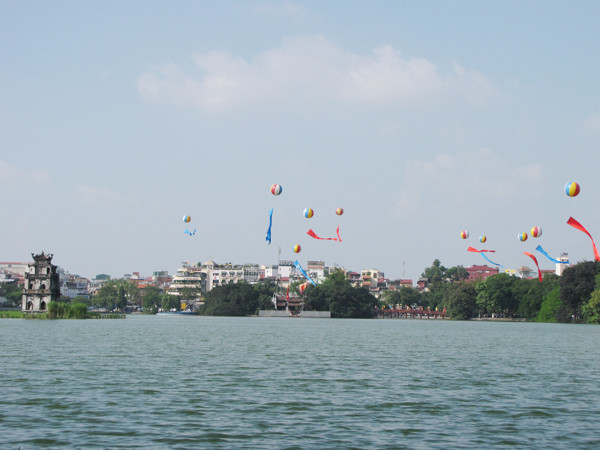 Hồ Gươm chiều 10 - 10. Ảnh: Lãng Phong