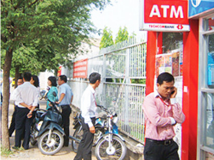 Nhiều ngân hàng đang tăng cường bảo vệ các trụ ATM . Ảnh: Thanh niên Nhiều ngân hàng đang tăng cường bảo vệ các trụ ATM