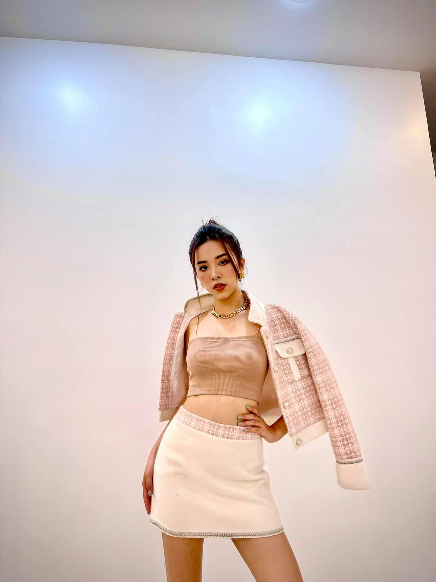 Á hậu Thuý An diện áo crop-top khoe trọn vòng eo 'con kiến' quyến rũ. Á hậu Thuý An diện áo crop-top khoe trọn vòng eo 'con kiến' quyến rũ.