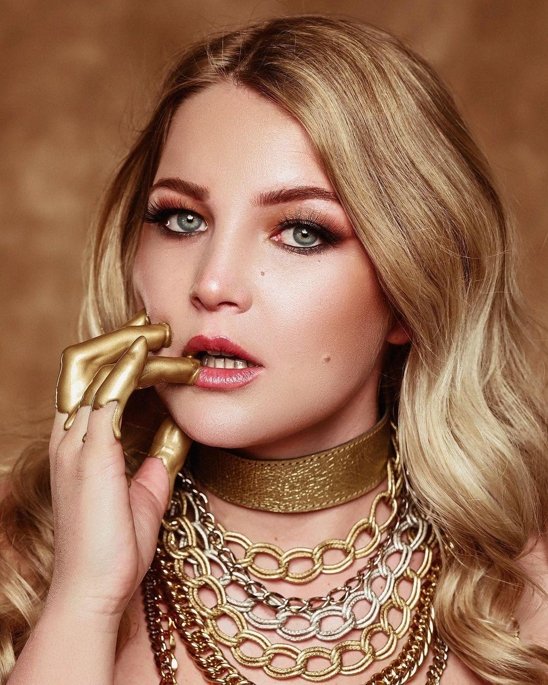 Tân Hoa hậu Trái đất Slovenia 2021 Asja Bonnie Pivk là một sinh viên chuyên ngành kinh tế.