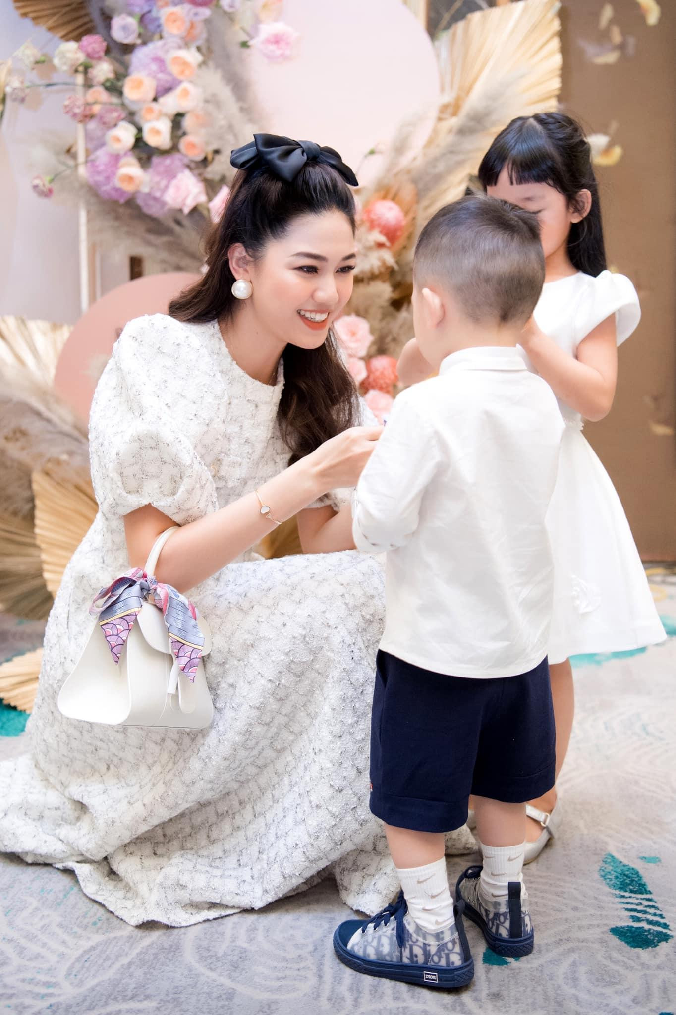 Thanh Tú cực kỳ xinh đẹp và duyên dáng bên con trai trong dịp kỷ niệm sinh nhật 2 năm của cậu quý tử.