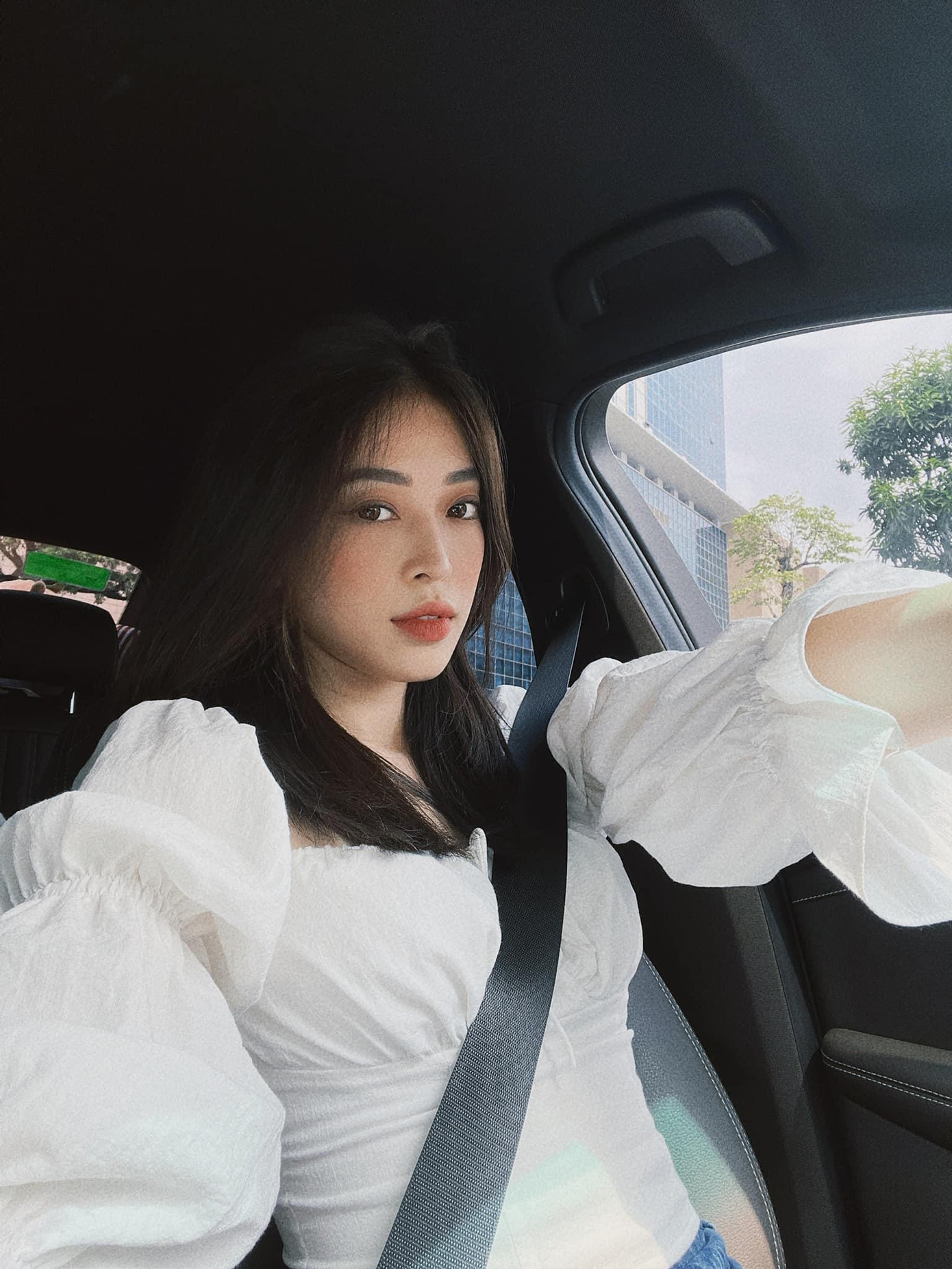 Á hậu Phương Nga dịu dàng, thanh lịch với áo sơ-mi trắng tay phồng. Á hậu Phương Nga dịu dàng, thanh lịch với áo sơ-mi trắng tay phồng.