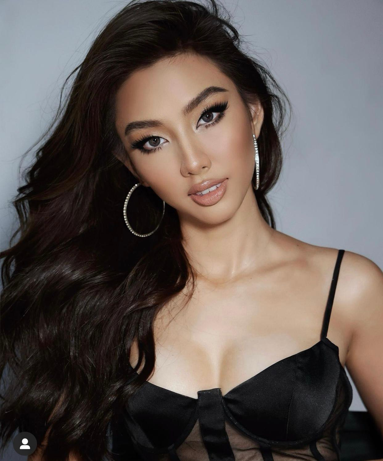 Miss Grand Vietnam 2021 Nguyễn Thúc Thuỳ Tiên diện váy cúp ngực màu đen chất liệu xuyên thấu khoe vòng 1 gợi cảm. Miss Grand Vietnam 2021 Nguyễn Thúc Thuỳ Tiên diện váy cúp ngực màu đen chất liệu xuyên thấu khoe vòng 1 gợi cảm.