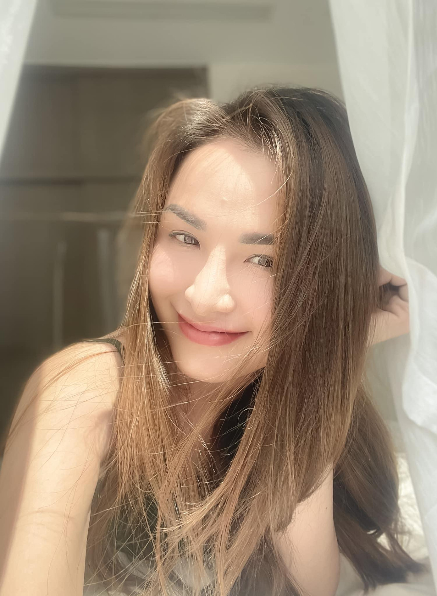 Hoa hậu Diễm Hương khoe mặt mộc xinh đẹp trong nắng sớm. Hoa hậu Diễm Hương khoe mặt mộc xinh đẹp trong nắng sớm.