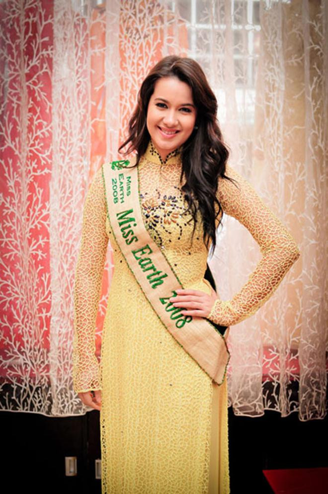 Hoa hậu Trái đất 2008 Karla Paula đẹp mặn mà, thanh lịch khi diện áo dài ren tông màu vàng nổi bật.