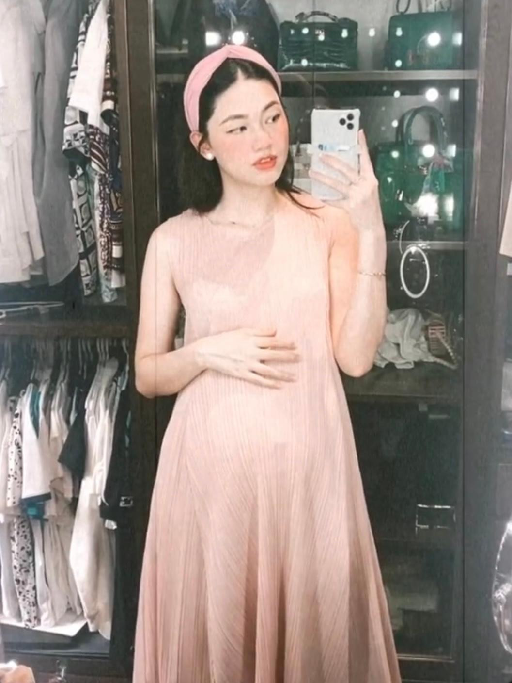 Đang mang thai ở những tháng cuối nhưng người đẹp vẫn thon thả, quyến rũ.