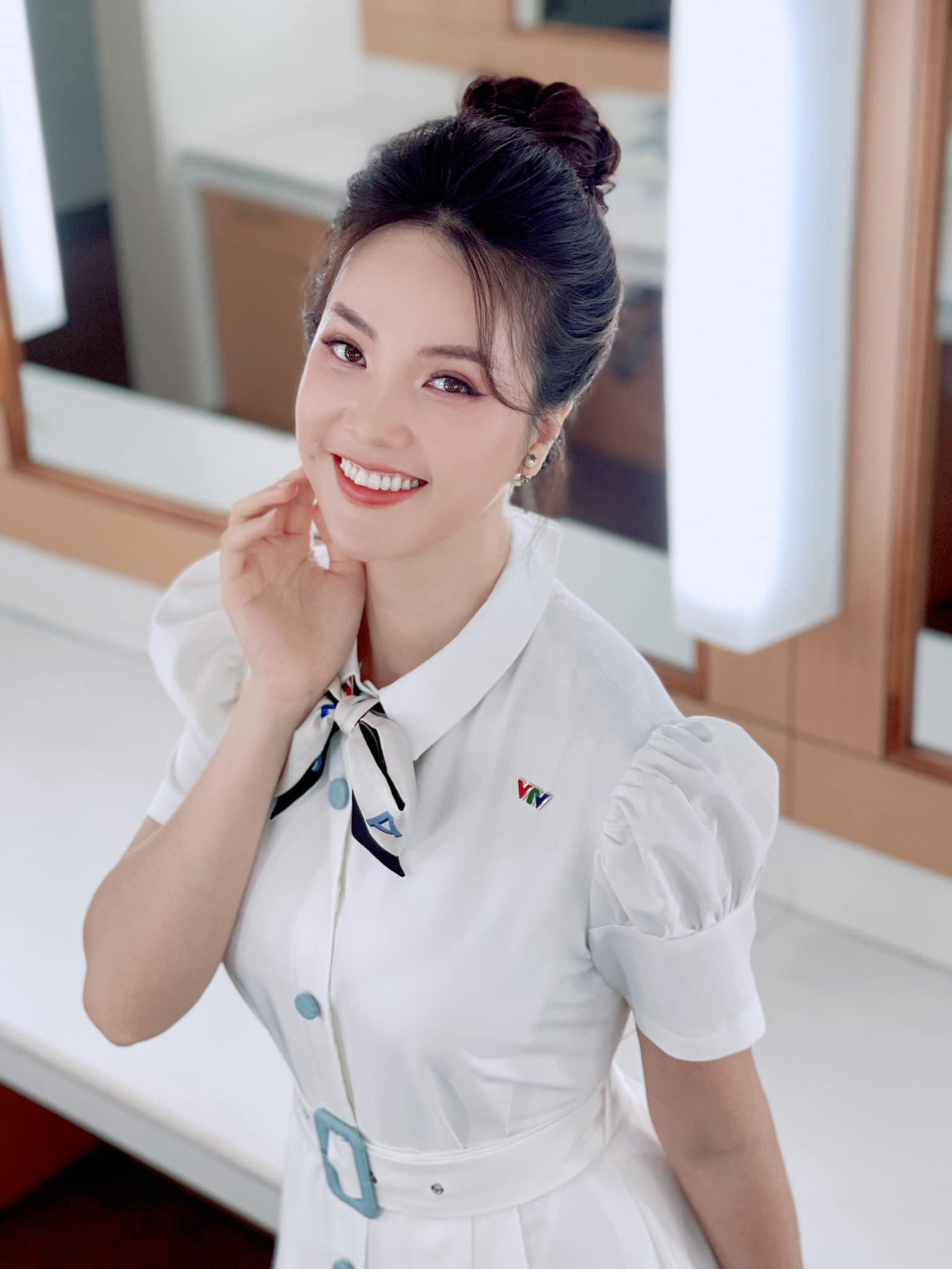 Á hậu Thuỵ Vân yêu kiều, thanh lịch với sắc trắng trên trường quay VTV.